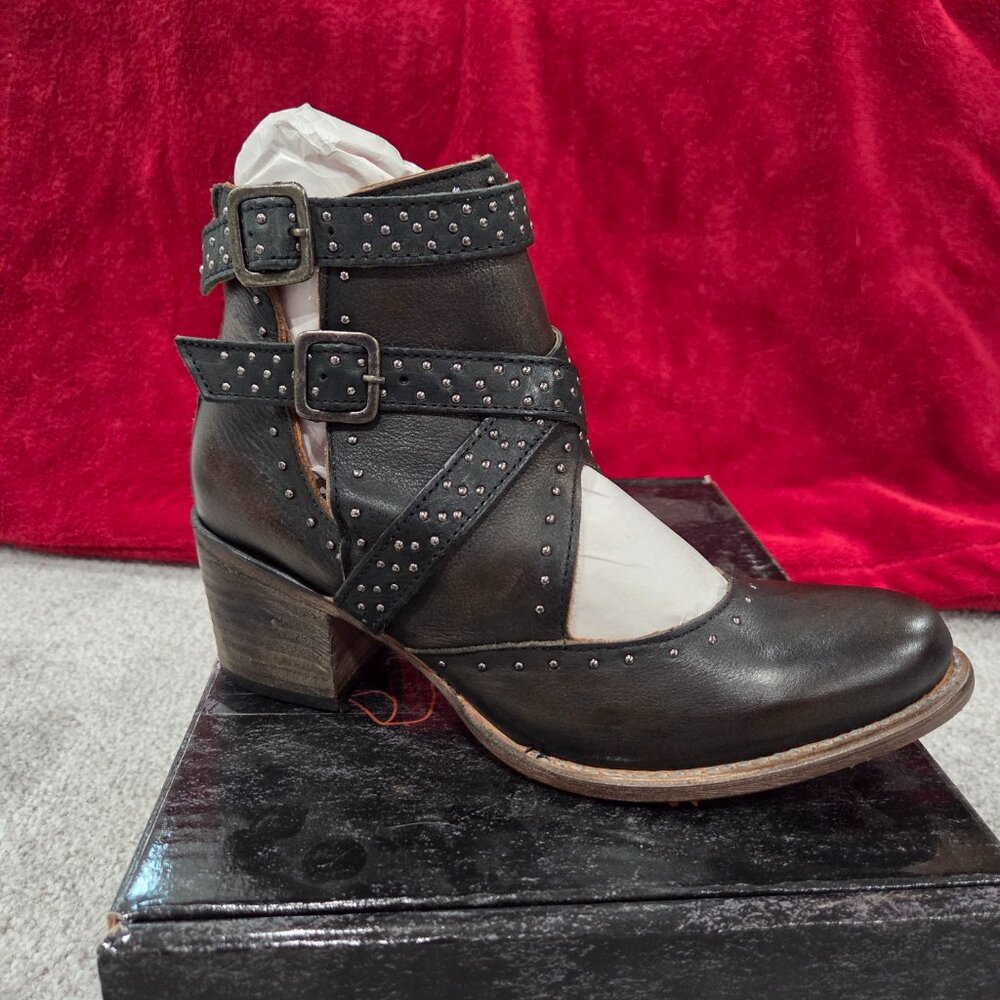 *Brand New* Gorgeous Freebird Saphire bootie with stud detail, size 9